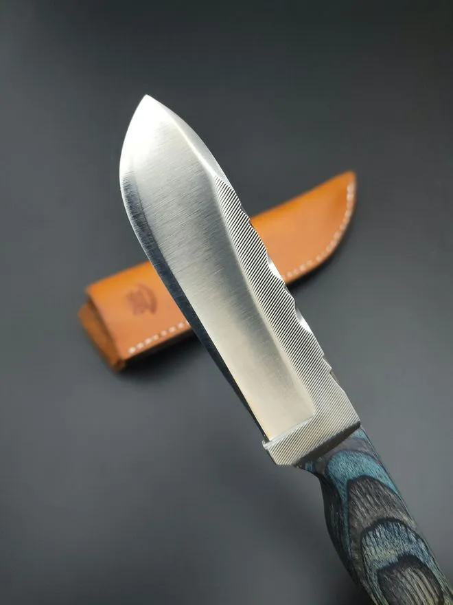 Pocket knife with textured blade and leather sheath